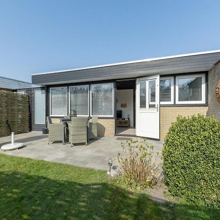 Attractive Bungalow With Modern Furnishings Sint Maartensvlotbrug Eksteriør billede