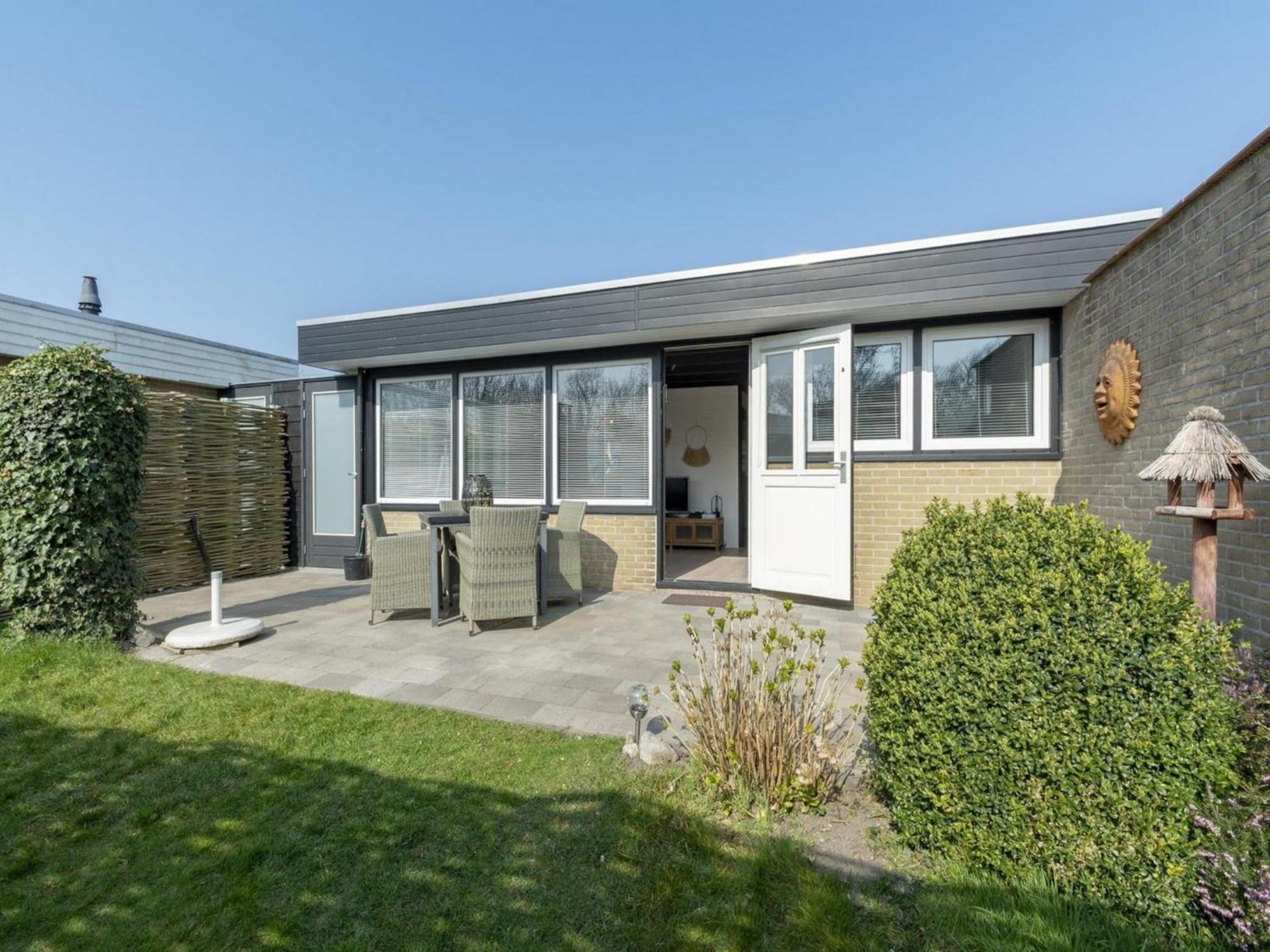 Attractive Bungalow With Modern Furnishings Sint Maartensvlotbrug Eksteriør billede