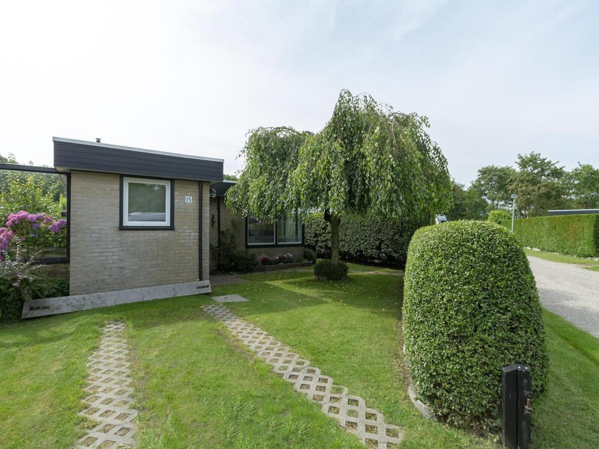 Attractive Bungalow With Modern Furnishings Sint Maartensvlotbrug Eksteriør billede