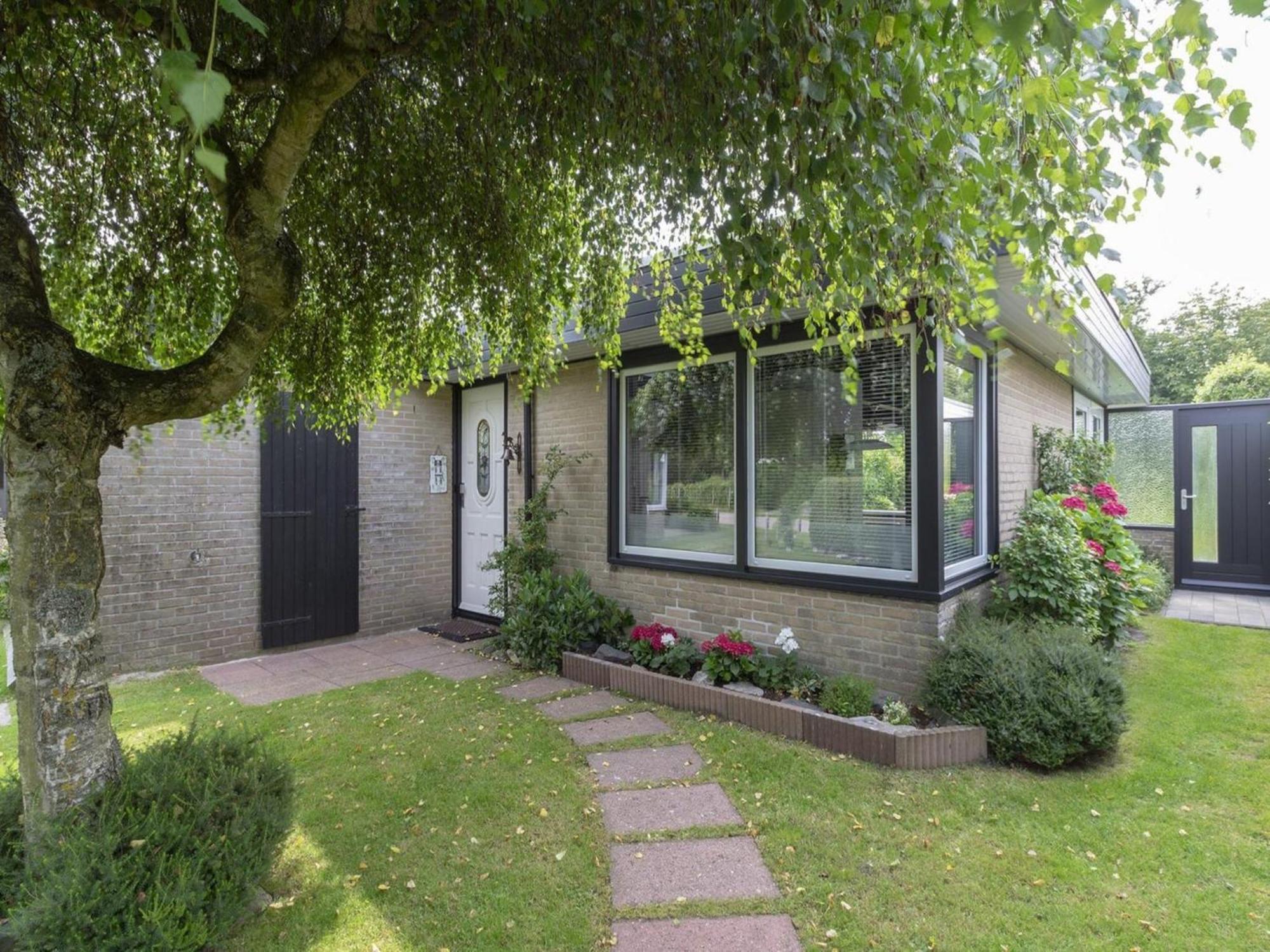 Attractive Bungalow With Modern Furnishings Sint Maartensvlotbrug Eksteriør billede